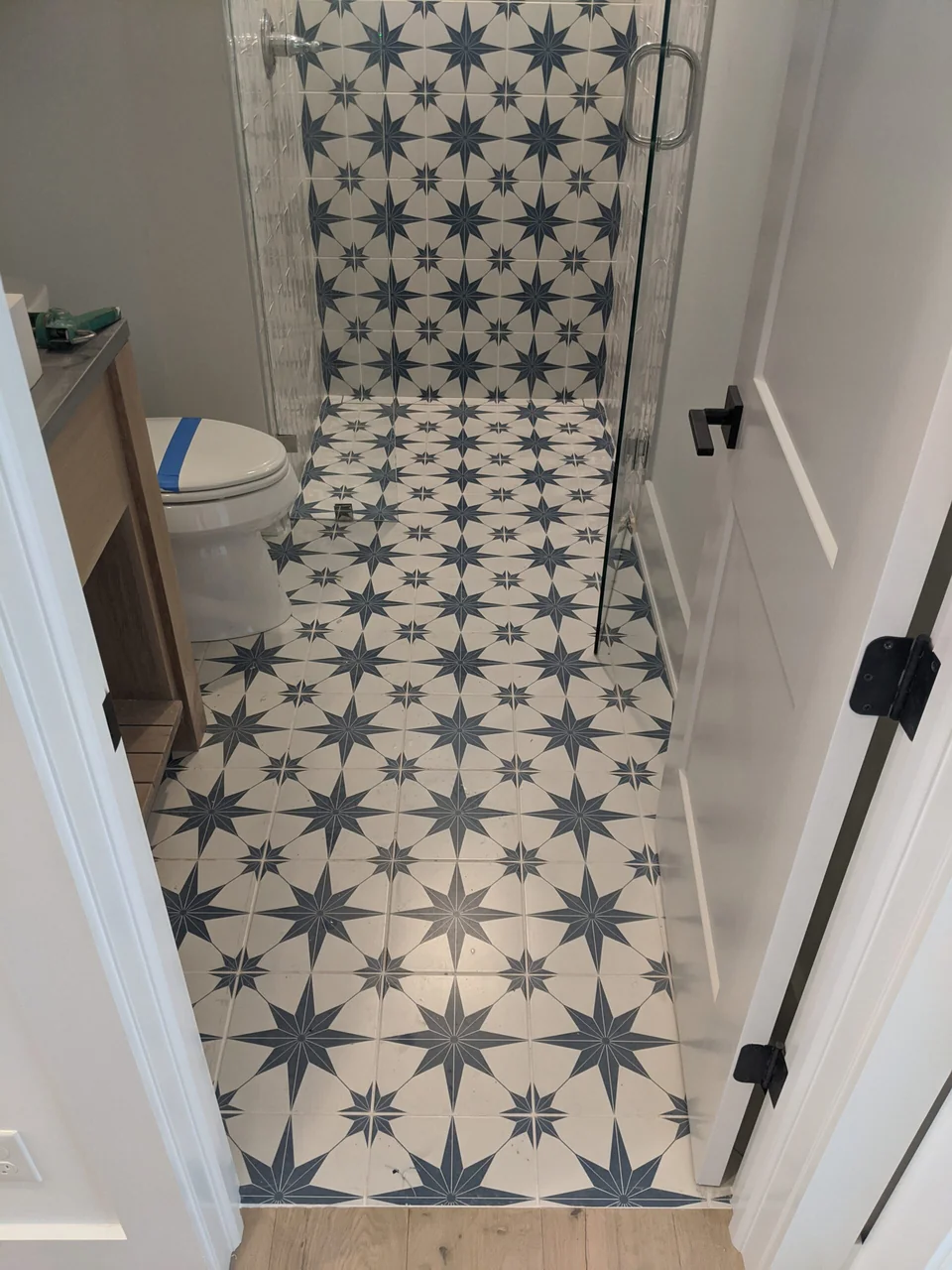 Continuous star-pattern floor leading into the shower