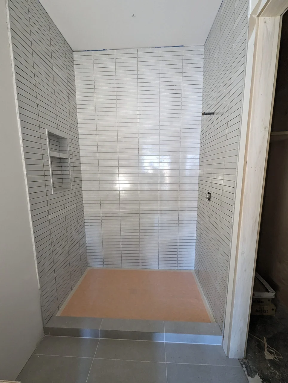 White tile shower with recessed niches